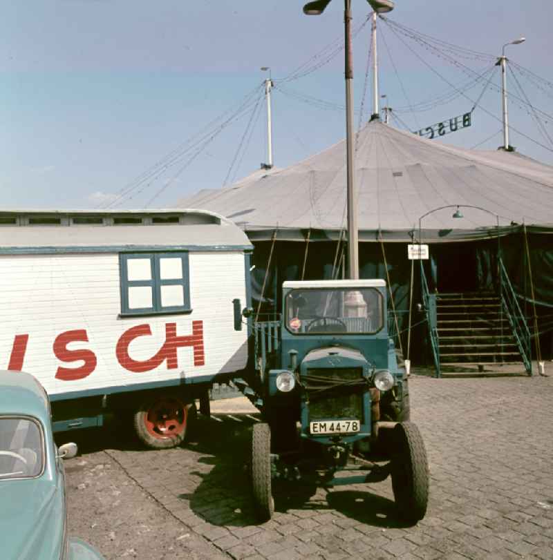 Tent erection by employees of Circus Busch in Berlin East Berlin in the territory of the former GDR, German Democratic Republic