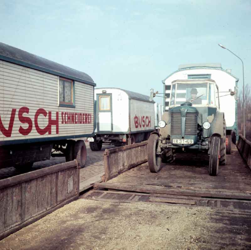 Tent erection by employees of Circus Busch in Berlin East Berlin in the territory of the former GDR, German Democratic Republic