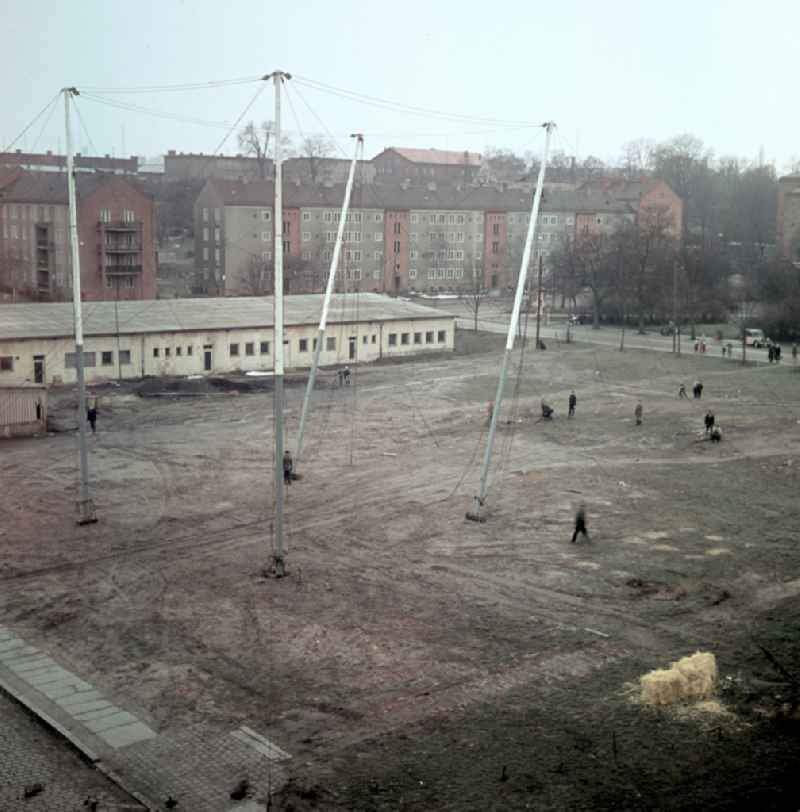 Construction work on the circus tent of the Circus Busch in East Berlin in the territory of the former GDR, German Democratic Republic