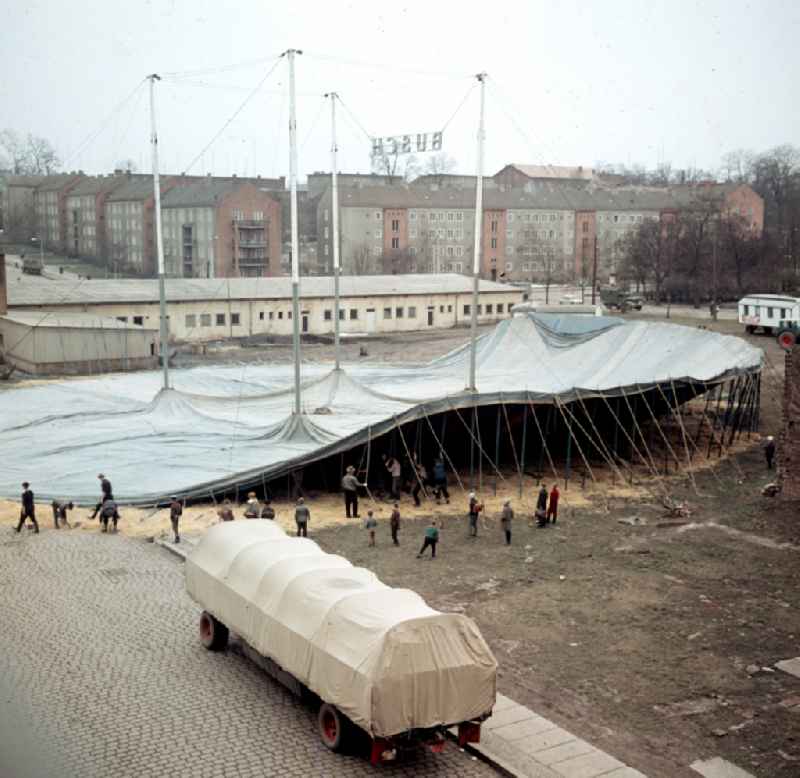 Construction work on the circus tent of the Circus Busch in East Berlin in the territory of the former GDR, German Democratic Republic