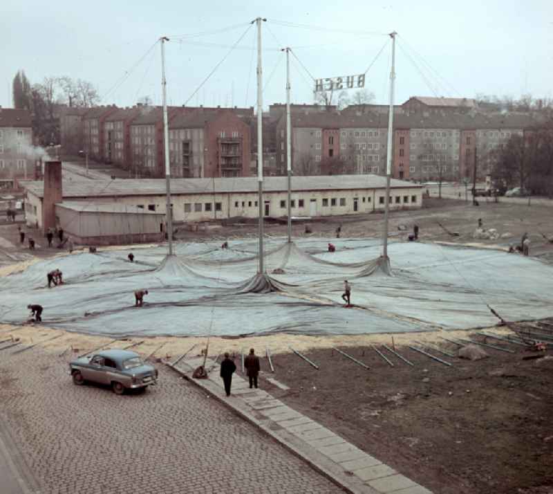 Construction work on the circus tent of the Circus Busch in East Berlin in the territory of the former GDR, German Democratic Republic