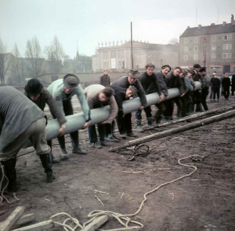 Construction work on the circus tent of the Circus Busch in East Berlin in the territory of the former GDR, German Democratic Republic