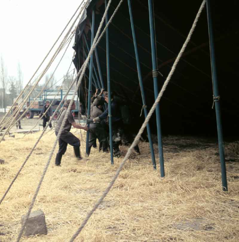 Construction work on the circus tent of the Circus Busch in East Berlin in the territory of the former GDR, German Democratic Republic