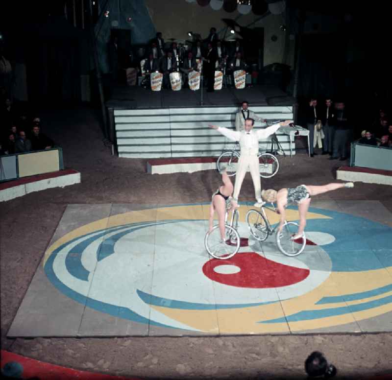 Acrobatic performance in the ring of the Circus Busch in Berlin East Berlin in the territory of the former GDR, German Democratic Republic