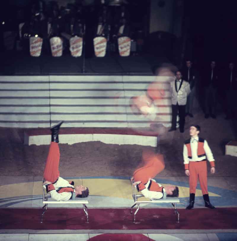 Acrobatic performance in the ring of the Circus Busch in Berlin East Berlin in the territory of the former GDR, German Democratic Republic