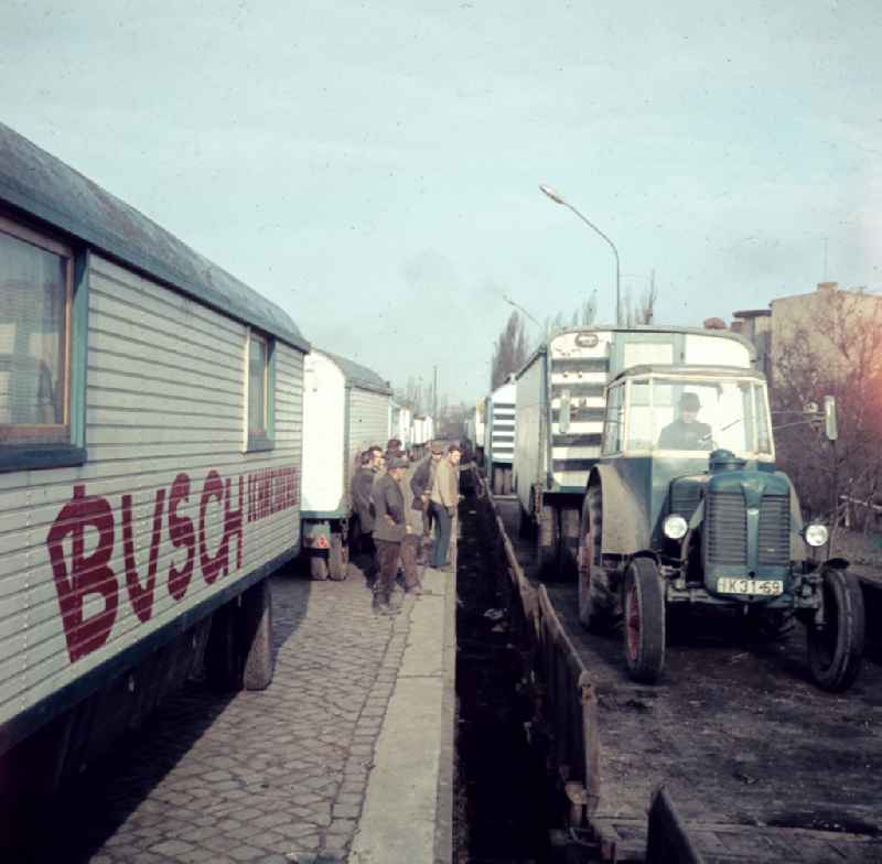 Rail loading of circus wagons by employees of Circus Busch in Berlin East Berlin in the territory of the former GDR, German Democratic Republic