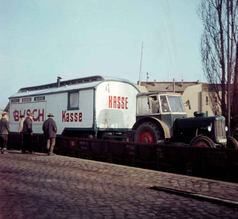 Rail loading of circus wagons by employees of Circus Busch in Berlin East Berlin in the territory of the former GDR, German Democratic Republic