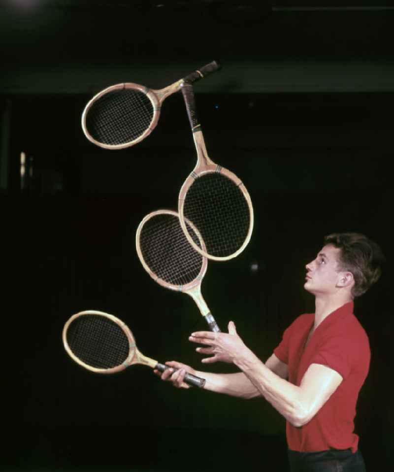 Juggler with tennis rackets in the ring of the Circus Busch in Berlin East Berlin in the territory of the former GDR, German Democratic Republic