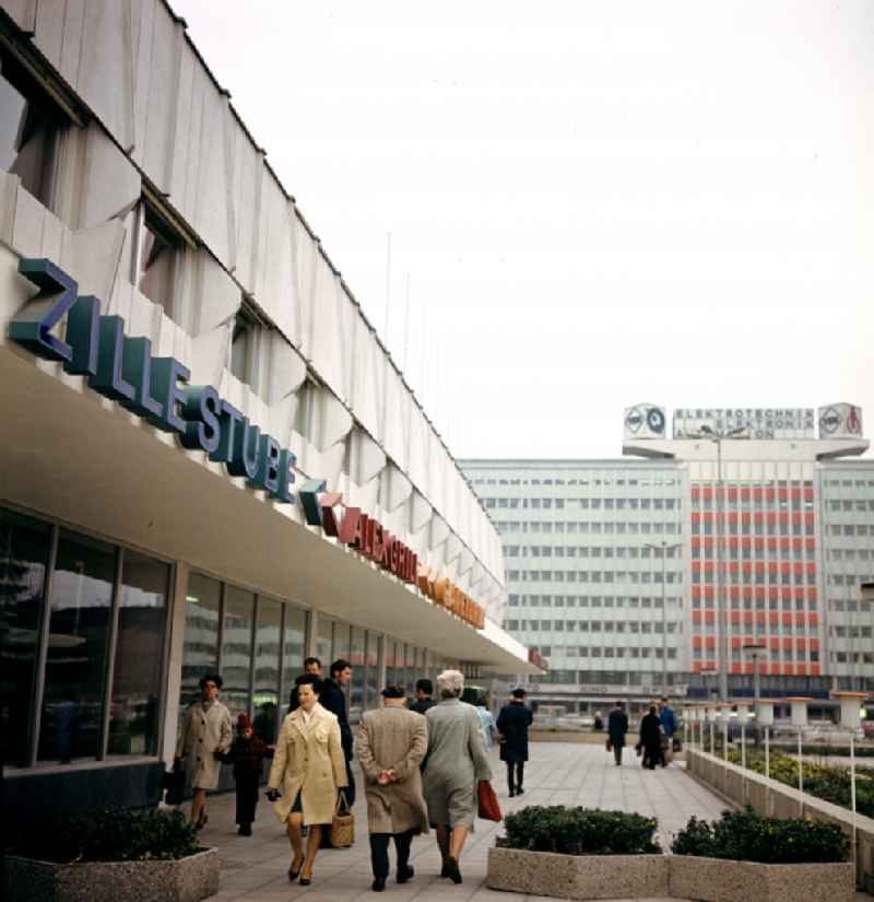 Restaurant and tavern ' Zillestube ' on place Alexanderplatz in the district Mitte in Berlin Eastberlin on the territory of the former GDR, German Democratic Republic