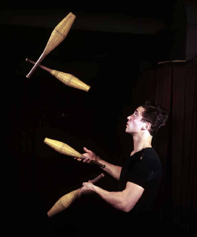 Juggler with clubs in the ring of the Circus Barlay in Berlin East Berlin in the territory of the former GDR, German Democratic Republic