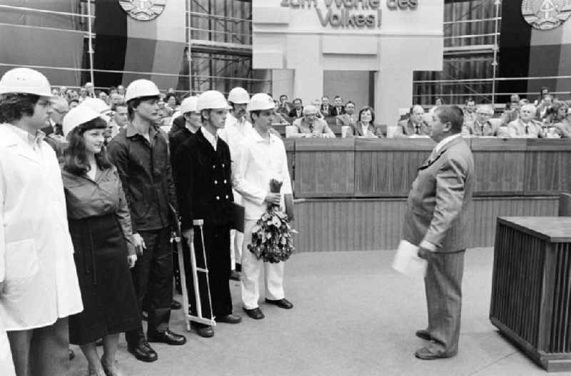 Award for the Berlin construction workers at the conference for the '7th Construction Conference' in the 'Great Hall of the Palace of the Republic' in the Mitte district of East Berlin in the territory of the former GDR, German Democratic Republic