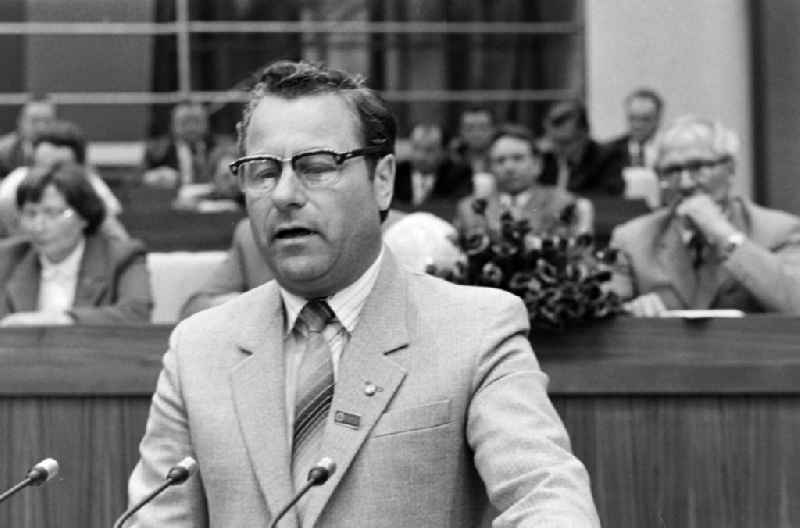 Party organizer of the Central Committee of the SED Coal and Energy Werner Zimmermann as speaker before the presidium of the conference for the '7th Construction Conference' in the 'Great Hall of the Palace of the Republic' in the Mitte district of Berlin East Berlin on the territory of the former GDR, German Democratic Republic