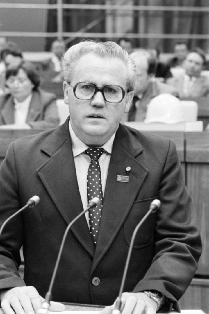 Head of the inter-cooperative construction organization Heinz Weaderott as speaker before the presidium of the conference for the '7th Construction Conference' in the 'Great Hall of the Palace of the Republic' in the Mitte district of East Berlin in the territory of the former GDR, German Democratic Republic