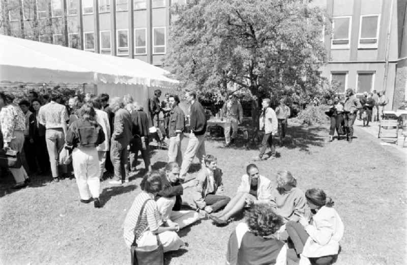 Berlin-Weissensee Art Academy, East Berlin in the territory of the former GDR, German Democratic Republic. Students in the garden