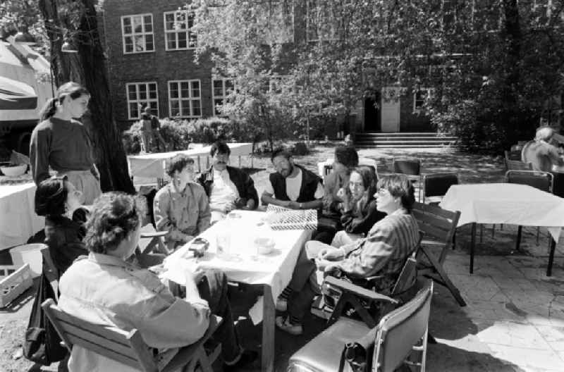 Berlin-Weissensee Art Academy, East Berlin in the territory of the former GDR, German Democratic Republic. Students in the garden