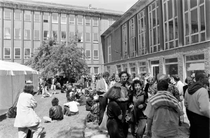 Berlin-Weissensee Art Academy, East Berlin in the territory of the former GDR, German Democratic Republic. Students in the garden