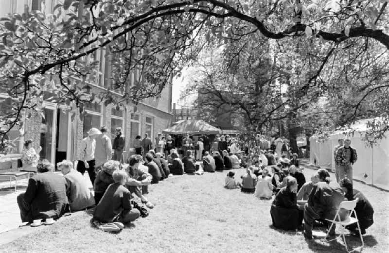 Berlin-Weissensee Art Academy, East Berlin in the territory of the former GDR, German Democratic Republic. Students in the garden