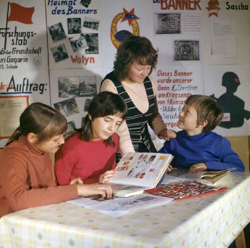 Supervision of pupils within the framework of the after-school care ' and working group for 'German-Soviet friendship' ' on the street Schmoeckwitzwerder Sued in the district of Schmoeckwitz in Berlin East Berlin in the area of the former GDR, German Democratic Republic