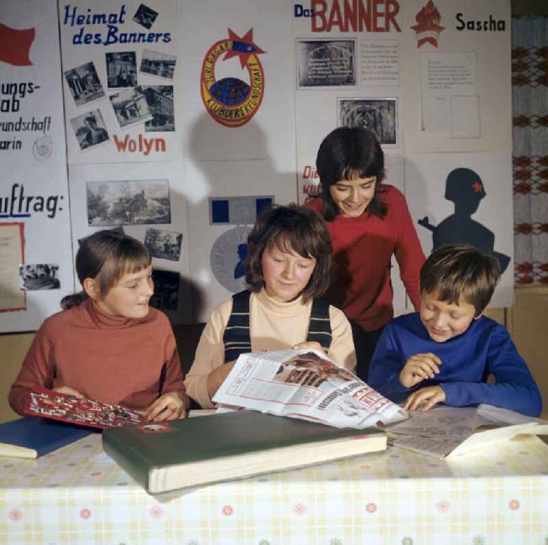 Supervision of pupils within the framework of the after-school care ' and working group for 'German-Soviet friendship' ' on the street Schmoeckwitzwerder Sued in the district of Schmoeckwitz in Berlin East Berlin in the area of the former GDR, German Democratic Republic