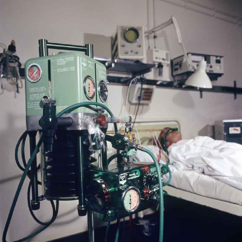 Patient care with an American ventilator 'Bird Mark 4' in clinical operation in an intensive care unit of the Friedrichshain Hospital on Landsberger Allee (Leninallee) in the Friedrichshain district of Berlin East Berlin in the territory of the former GDR, German Democratic Republic