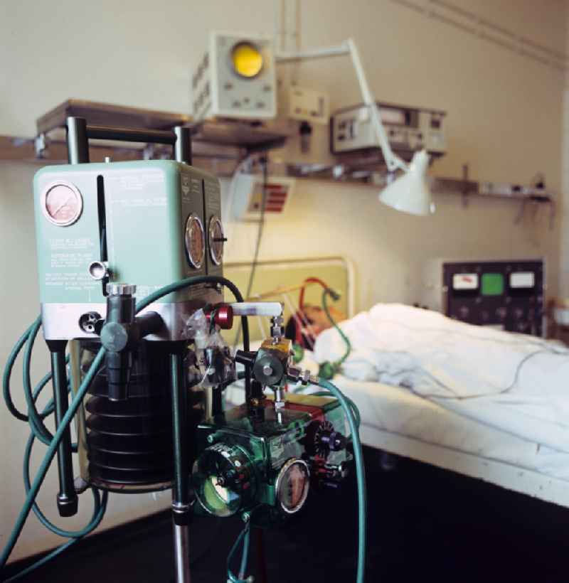 Patient care with an American ventilator 'Bird Mark 4' in clinical operation in an intensive care unit of the Friedrichshain Hospital on Landsberger Allee (Leninallee) in the Friedrichshain district of Berlin East Berlin in the territory of the former GDR, German Democratic Republic