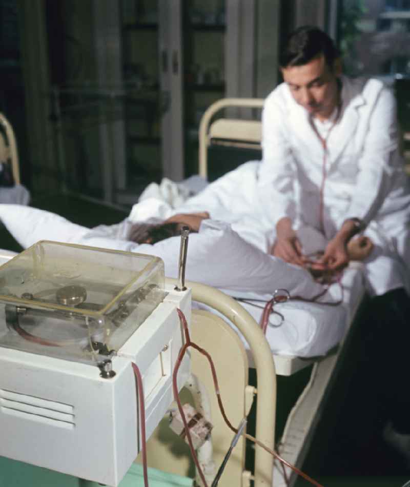 Patient care for dialysis with the help of 'artificial kidneys' in clinical operations in an intensive care unit of the Friedrichshain Hospital on Landsberger Allee (Leninallee) in the Friedrichshain district of East Berlin in the territory of the former GDR, German Democratic Republic