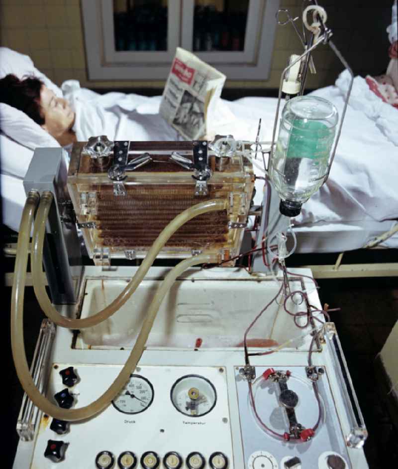 Patient care for dialysis with the help of 'artificial kidneys' in clinical operations in an intensive care unit of the Friedrichshain Hospital on Landsberger Allee (Leninallee) in the Friedrichshain district of East Berlin in the territory of the former GDR, German Democratic Republic