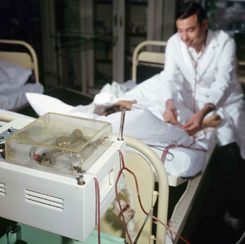 Patient care for dialysis with the help of 'artificial kidneys' in clinical operations in an intensive care unit of the Friedrichshain Hospital on Landsberger Allee (Leninallee) in the Friedrichshain district of East Berlin in the territory of the former GDR, German Democratic Republic