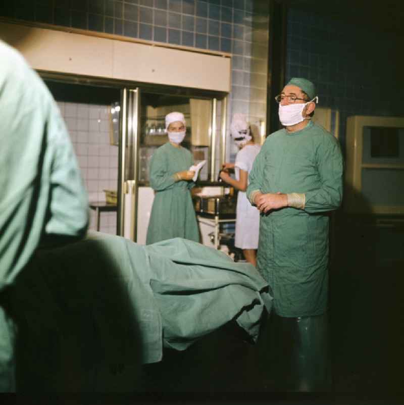 Professor Dr. Hans Gummel providing patient care in a clinic by operating in an operating room 'Robert-Roessle-Klinik' on Robert-Roessle-Strasse in the district of Buch in Berlin East Berlin in the area of the former GDR, German Democratic Republic