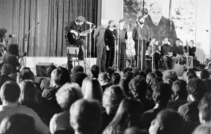 Ernst Busch memorial event by the FDJ in the Congress Hall in the Mitte district of East Berlin in the area of the former GDR, German Democratic Republic