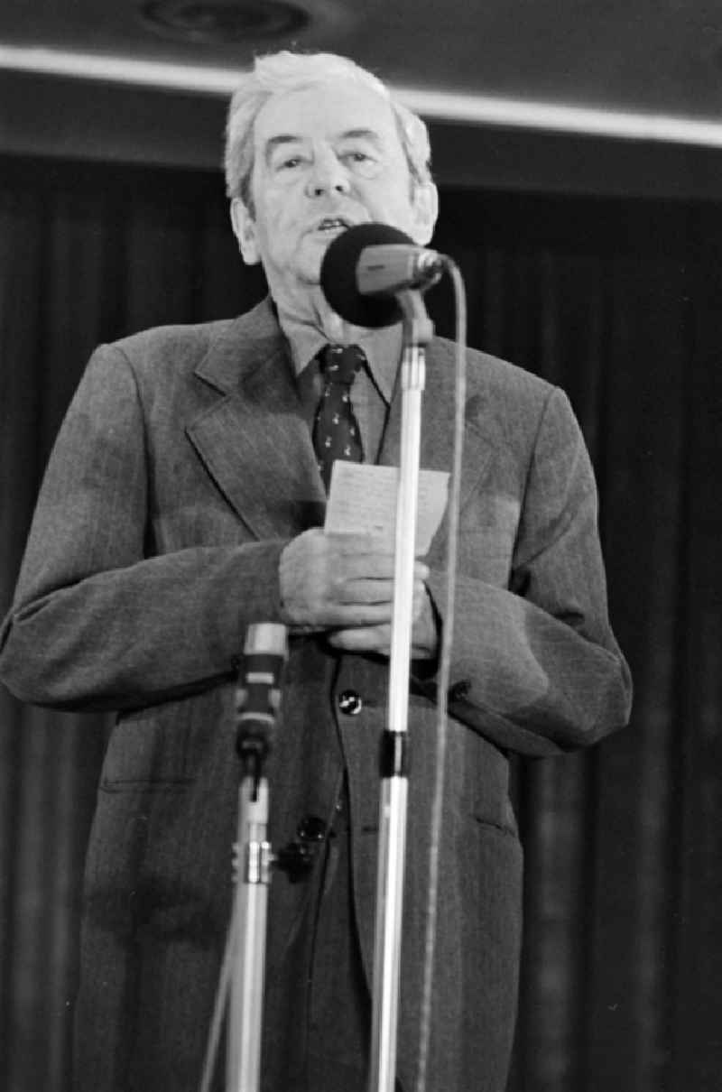 Speaker at the Ernst Busch memorial event of the FDJ in the Congress Hall in the Mitte district of Berlin, East Berlin on the territory of the former GDR, German Democratic Republic