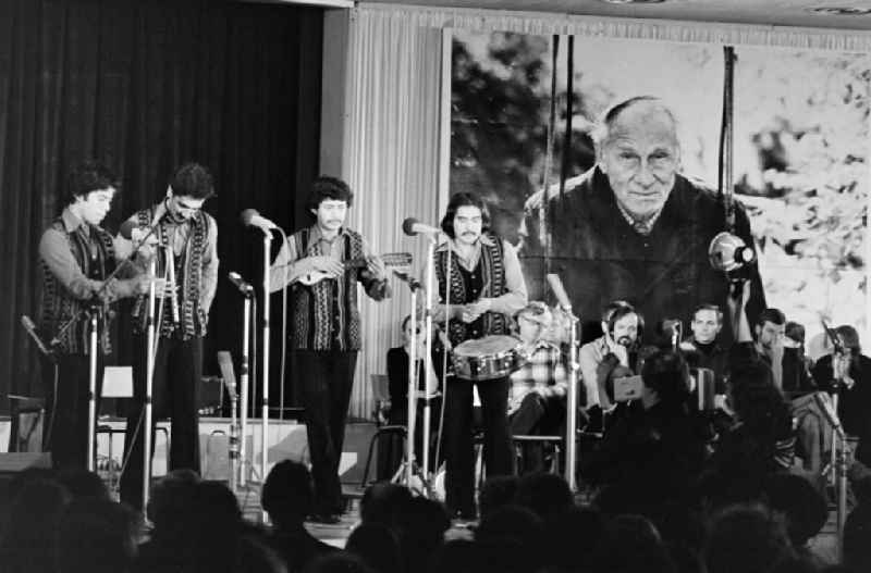 Musical contribution to the Ernst Busch memorial event by the FDJ in the Congress Hall in the Mitte district of East Berlin in the territory of the former GDR, German Democratic Republic