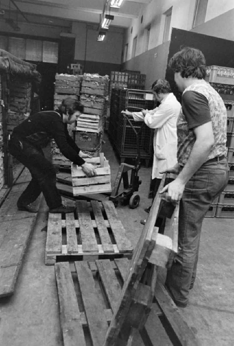 Salesperson at the goods acceptance point in the Kaufhalle shopping center on Schoenhauser Allee in the Pankow district of Berlin, East Berlin, in the territory of the former GDR, German Democratic Republic