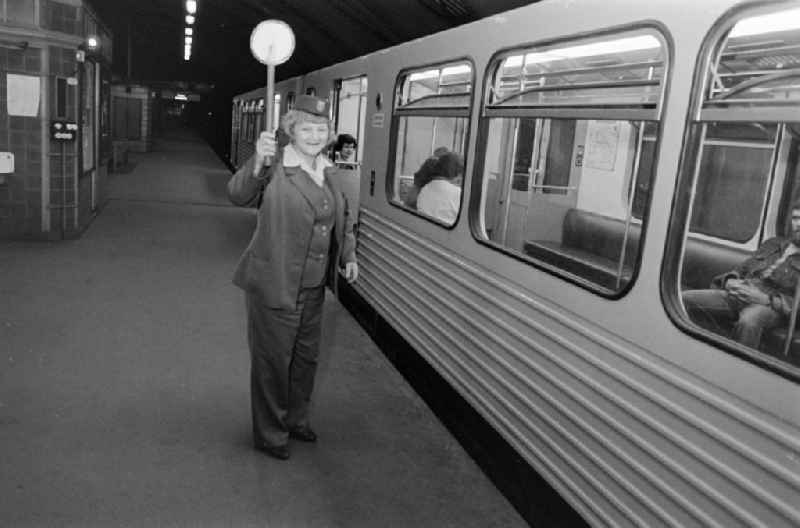 Station staff of the train dispatch at the carriage of the LEW series 'Gisela' at the Eberswalder Strasse underground station in the Prenzlauer Berg district of Berlin, East Berlin in the territory of the former GDR, German Democratic Republic