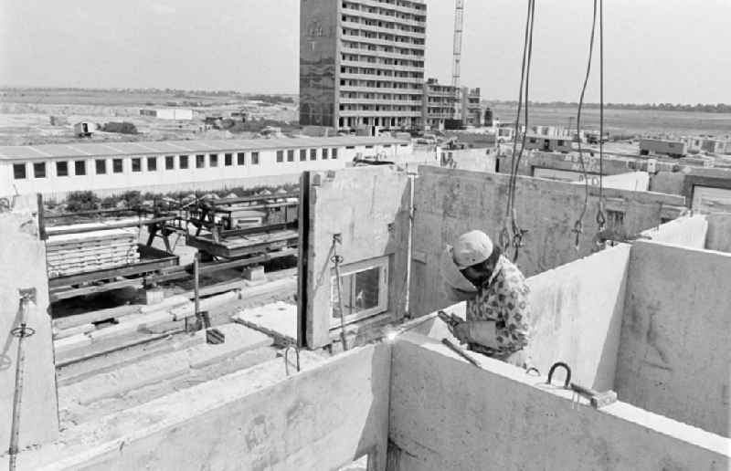 Construction site for the new construction of an industrially manufactured prefabricated housing estate of the 'Jungendbrigade Dieter Oppermann' as part of the socialist housing construction on Ludwigsluster Strasse in the district of Kaulsdorf in Berlin East Berlin in the area of the former GDR, German Democratic Republic