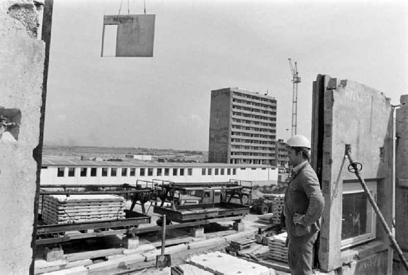 Construction site for the new construction of an industrially manufactured prefabricated housing estate of the 'Jugendbrigade Dieter Oppermann' as part of the socialist housing construction on Ludwigsluster Strasse in the district of Kaulsdorf in Berlin East Berlin in the territory of the former GDR, German Democratic Republic