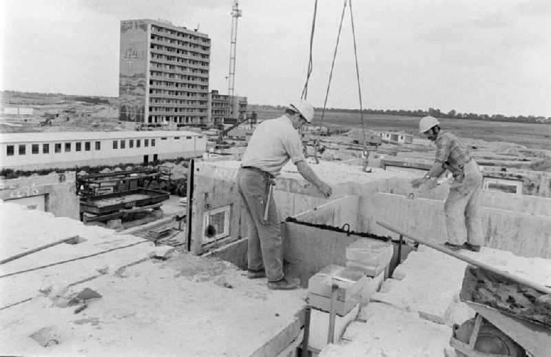 Construction site for the new construction of an industrially manufactured prefabricated housing estate of the 'Jugendbrigade Dieter Oppermann' as part of the socialist housing construction on Ludwigsluster Strasse in the district of Kaulsdorf in Berlin East Berlin in the territory of the former GDR, German Democratic Republic