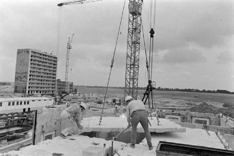 Construction site for the new construction of an industrially manufactured prefabricated housing estate of the 'Jugendbrigade Dieter Oppermann' as part of the socialist housing construction on Ludwigsluster Strasse in the district of Kaulsdorf in Berlin East Berlin in the territory of the former GDR, German Democratic Republic