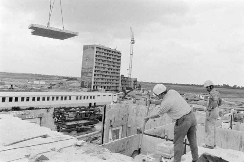 Construction site for the new construction of an industrially manufactured prefabricated housing estate of the 'Jugendbrigade Dieter Oppermann' as part of the socialist housing construction on Ludwigsluster Strasse in the district of Kaulsdorf in Berlin East Berlin in the territory of the former GDR, German Democratic Republic