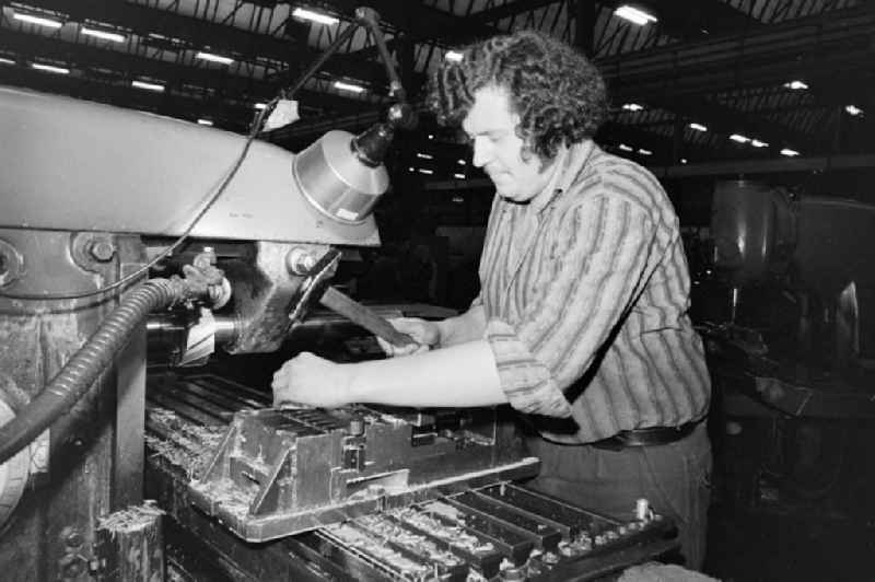 Workplace and factory equipment an einer Fraesmaschine im EAW Elektro-Apparate-Werke Berlin-Treptow Friedrich Ebert on street Puschkinallee in the district Treptow in Berlin Eastberlin on the territory of the former GDR, German Democratic Republic