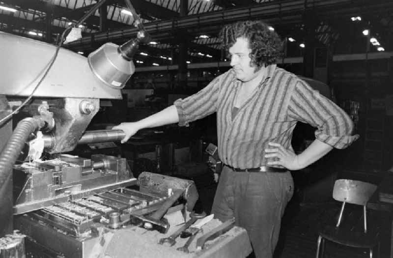 Workplace and factory equipment an einer Fraesmaschine im EAW Elektro-Apparate-Werke Berlin-Treptow Friedrich Ebert on street Puschkinallee in the district Treptow in Berlin Eastberlin on the territory of the former GDR, German Democratic Republic