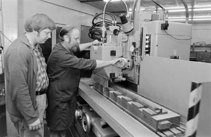 Workplace and factory equipment an einer Fraesmaschine im EAW Elektro-Apparate-Werke Berlin-Treptow Friedrich Ebert on street Puschkinallee in the district Treptow in Berlin Eastberlin on the territory of the former GDR, German Democratic Republic