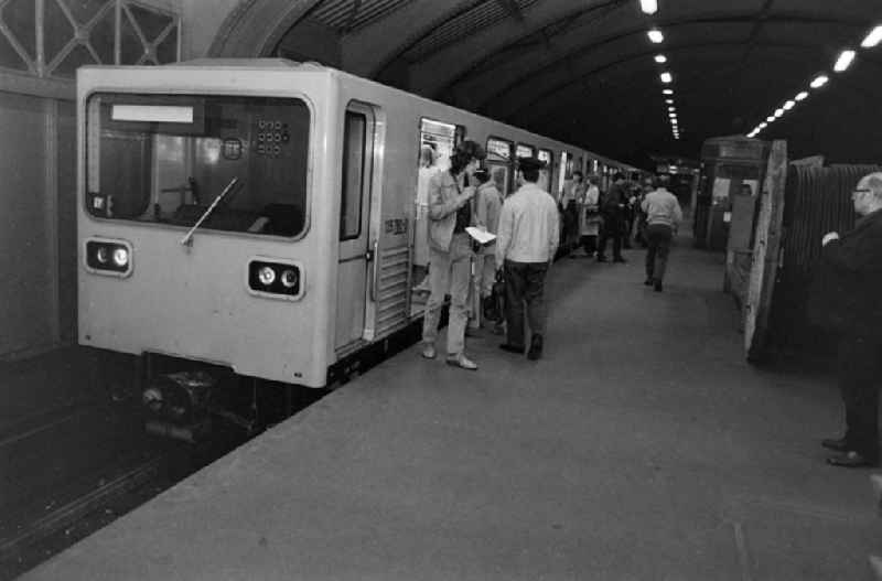 Wagon of the LEW series 'Gisela' at the Eberswalder Strasse underground station in the Prenzlauer Berg district of East Berlin in the territory of the former GDR, German Democratic Republic