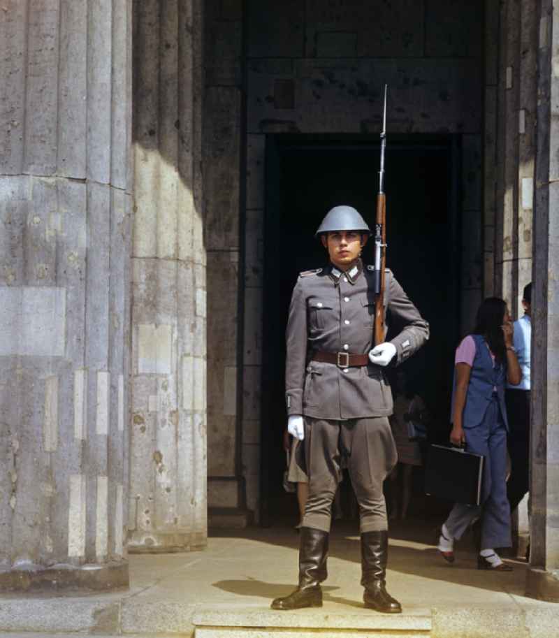 Soldier of the honor guard of the NVA Guard Regiment 'Friedrich Engels' in front of the Neue Wache on the street Unter den Linden in the Mitte district of Berlin, East Berlin in the territory of the former GDR, German Democratic Republic