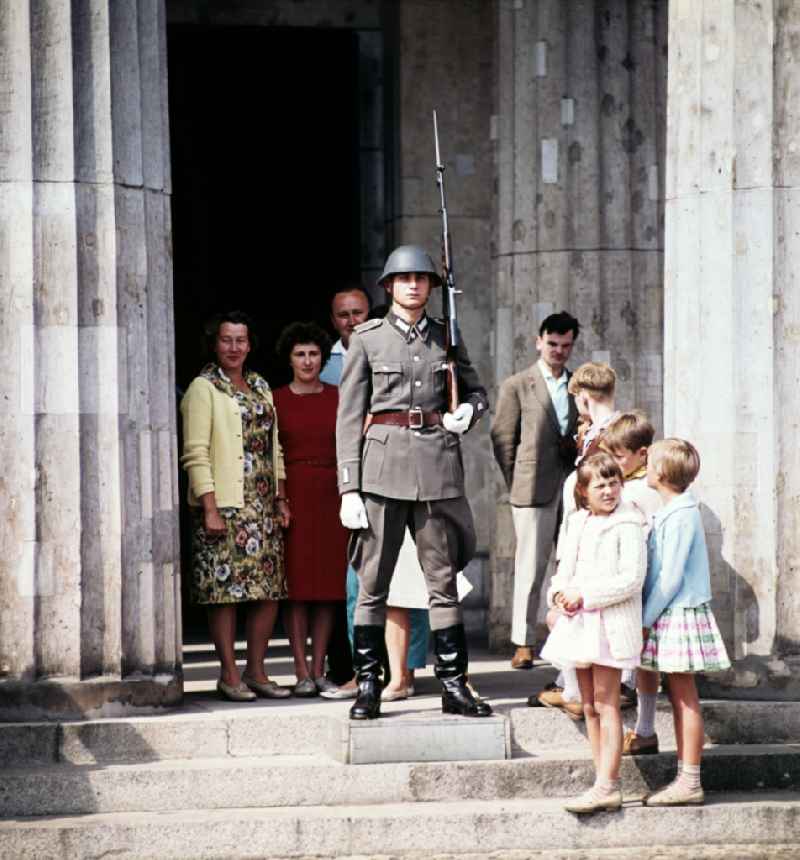 Soldier of the honor guard of the NVA Guard Regiment 'Friedrich Engels' in front of the Neue Wache on the street Unter den Linden in the Mitte district of Berlin, East Berlin in the territory of the former GDR, German Democratic Republic