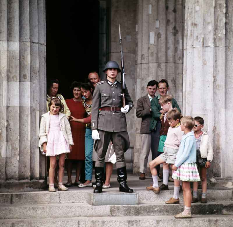 Soldier of the honor guard of the NVA Guard Regiment 'Friedrich Engels' in front of the Neue Wache on the street Unter den Linden in the Mitte district of Berlin, East Berlin in the territory of the former GDR, German Democratic Republic