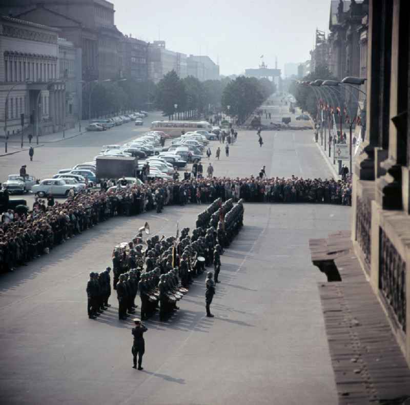 Grand guard procession of the honor formation of the NVA Guard Regiment 'Friedrich Engels' in front of the New Guard on the street Unter den Linden in the Mitte district of Berlin, East Berlin on the territory of the former GDR, German Democratic Republic