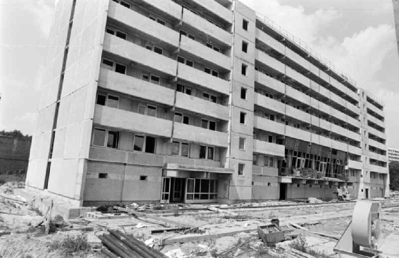 Construction of a senior citizens' home in prefabricated concrete on the Strasse der Befreiung in the Lichtenberg district of East Berlin in the territory of the former GDR, German Democratic Republic