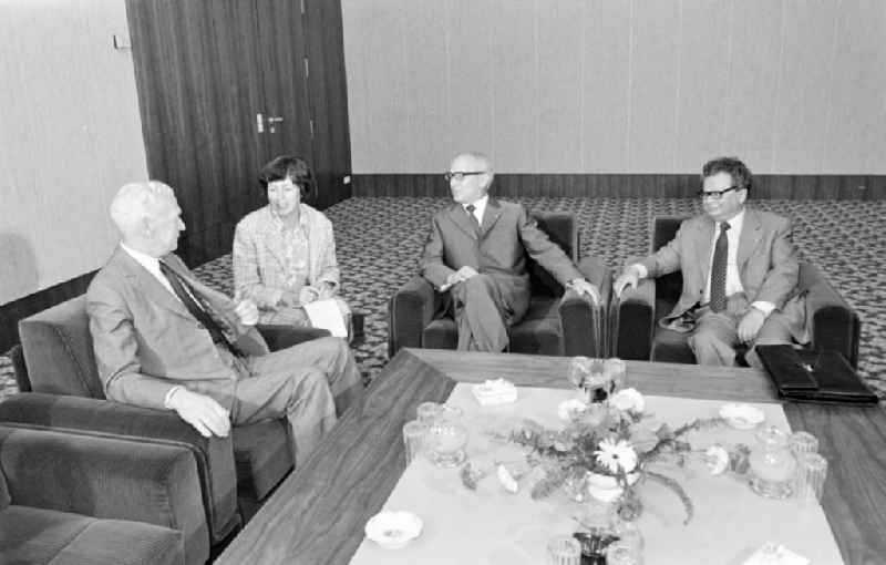 Reception of Maurice Couve de Murville, French Foreign Minister, by Erich Honecker, Chairman of the State Council in the house of the Central Committee of the SED in Berlin, East Berlin in the territory of the former GDR, German Democratic Republic