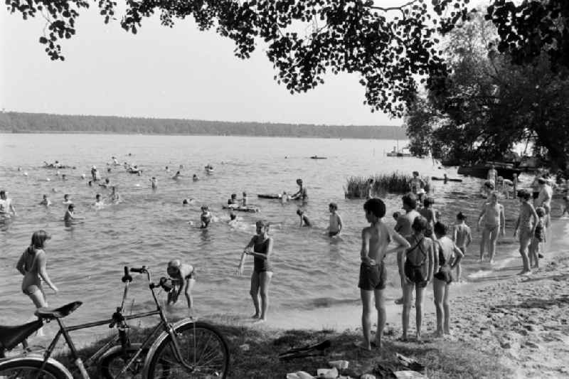 Bathers on the shore of a bathing lake 'Kleiner Mueggelsee' in the district of Mueggelheim in East Berlin in the territory of the former GDR, German Democratic Republic